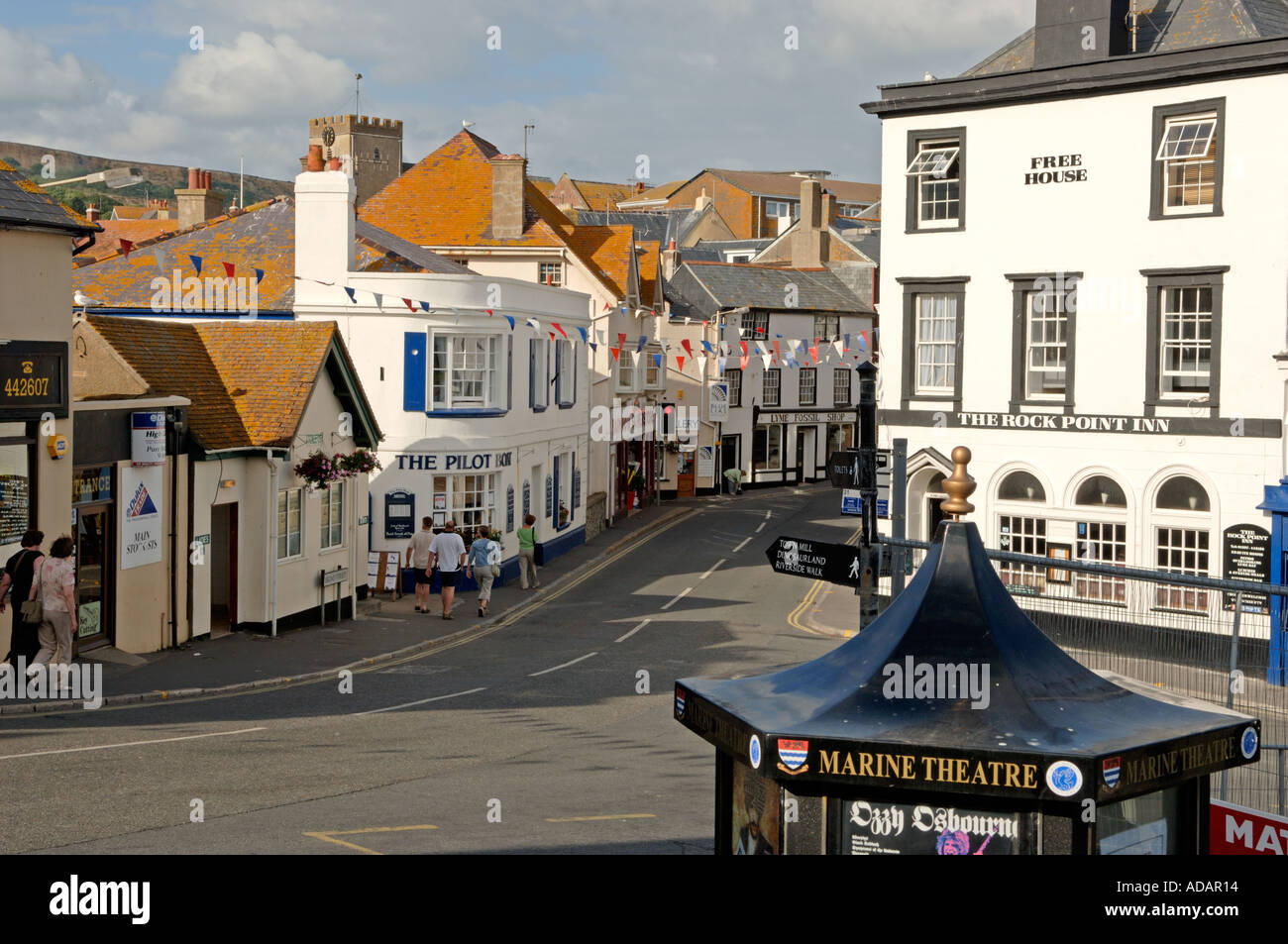 Straßenszene in Lyme Regis Dorset-England Stockfoto