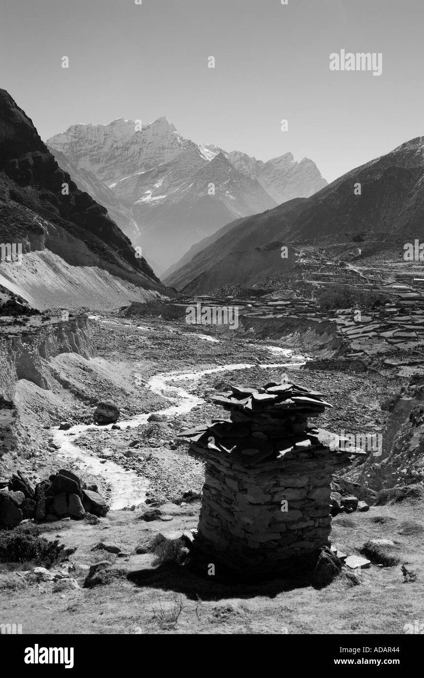 Gebet-Cairn in der Khumbu-Tal-Region des Himalaya in Nepal Stockfoto