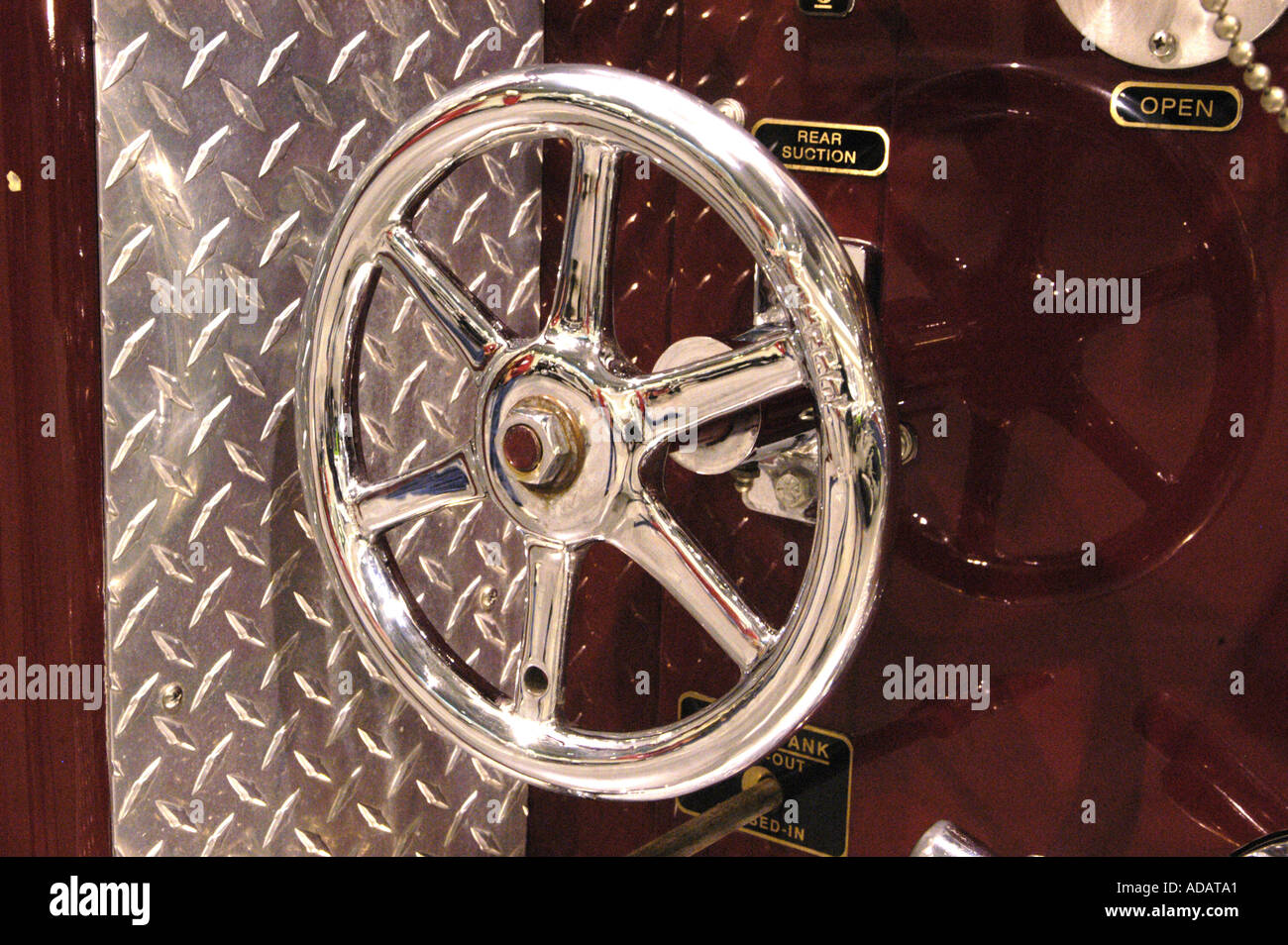 Nahaufnahme des Ventils auf 1966 American LaFrance Feuer Motor-Control-panel Stockfoto