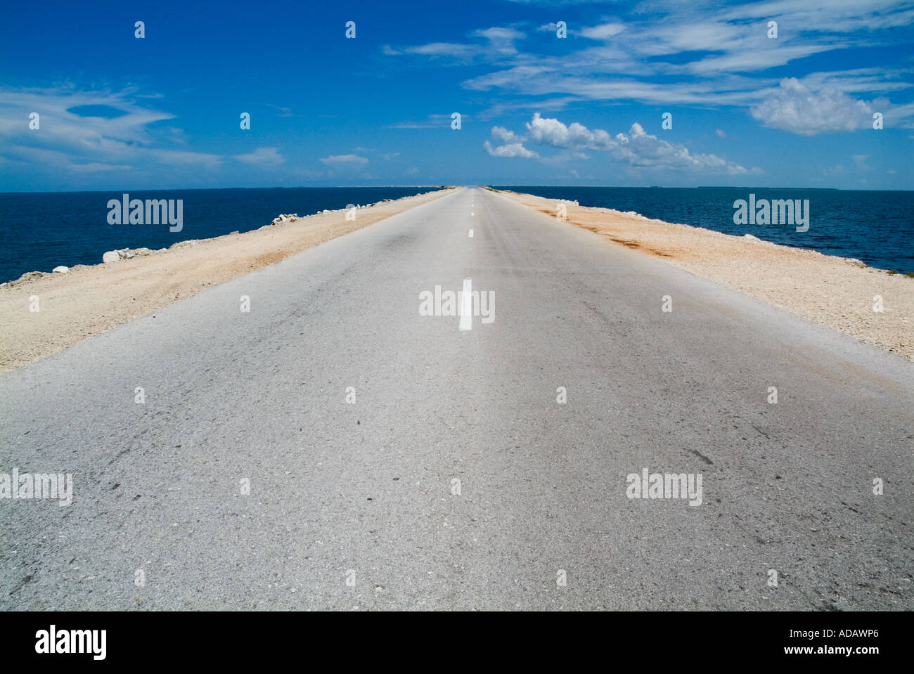 Gerade lange Straße nach Cayo Santa Maria, Kuba Stockfoto