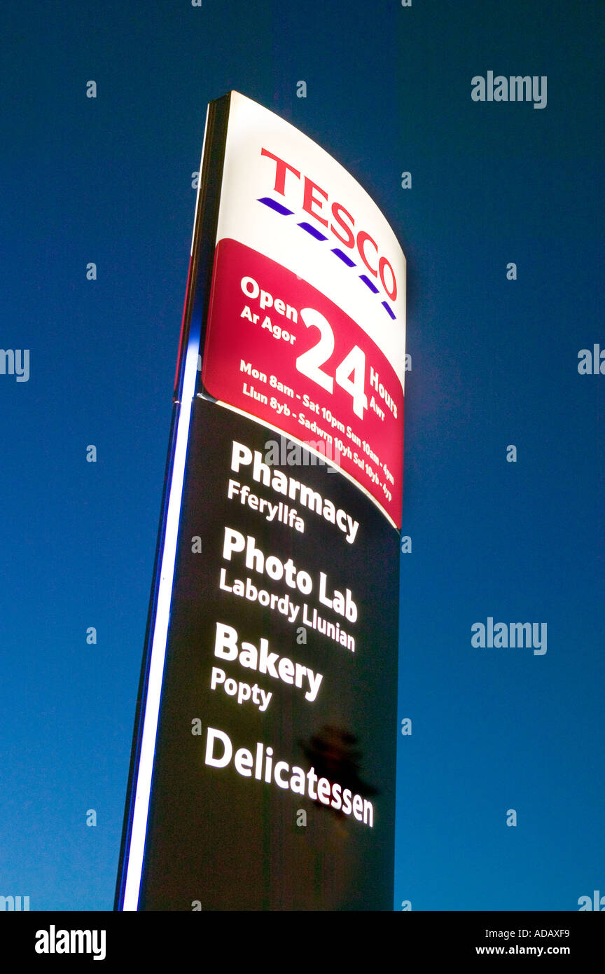 Tesco Benzin und Supermarkt Zeichen beleuchtet in der Nacht Penarth Cardiff Wales UK Stockfoto