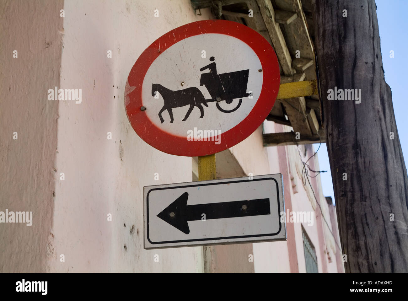 Eine Einbahnstraße und Pferd Wagen Einschränkung unterzeichnen Santa Clara, Kuba Stockfoto