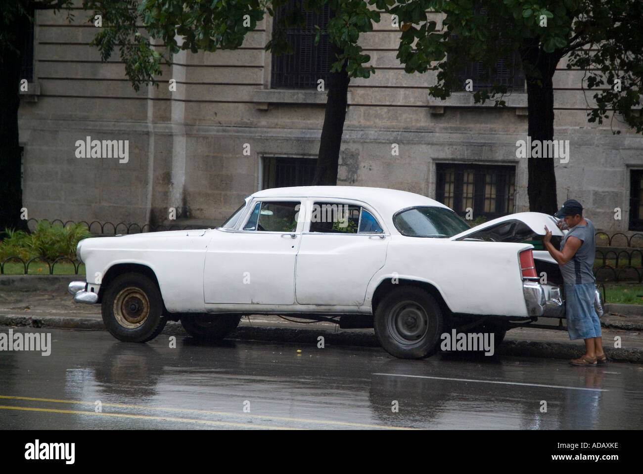Man öffnet den Kofferraum seines amerikanischen Oldtimer, Havanna, Kuba. Stockfoto