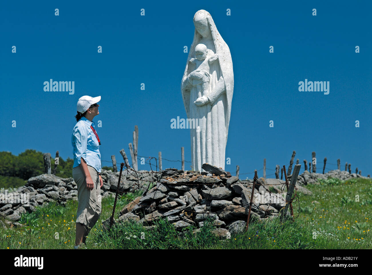 Frau Pilger auf der Suche, weiß Madonna auf den Bergen von Aubrac, Jakobsweg, Midi-Pyrenäen, Frankreich Stockfoto