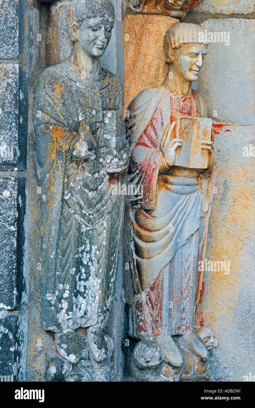 Skulpturen von Saint Just und Saint Etienne am Eingangsportal der romanischen Basilika St. Just de Valcabrére, Valcabrére Stockfoto