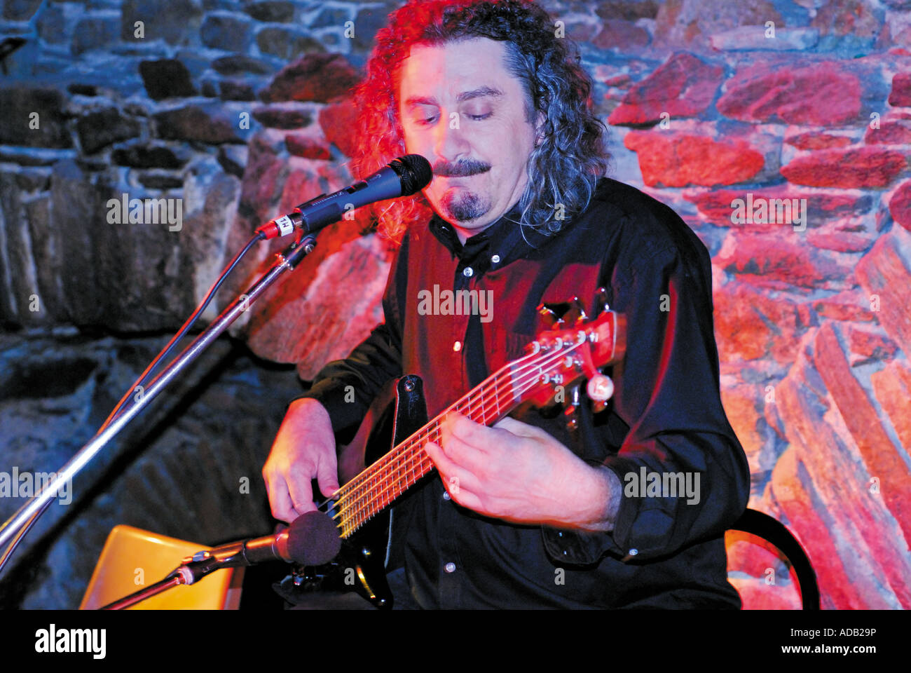 Musiker Michel Lacombe spielen live-Konzert in Sauveterre-des Rouergue, Midi-Pyrenäen, Frankreich Stockfoto