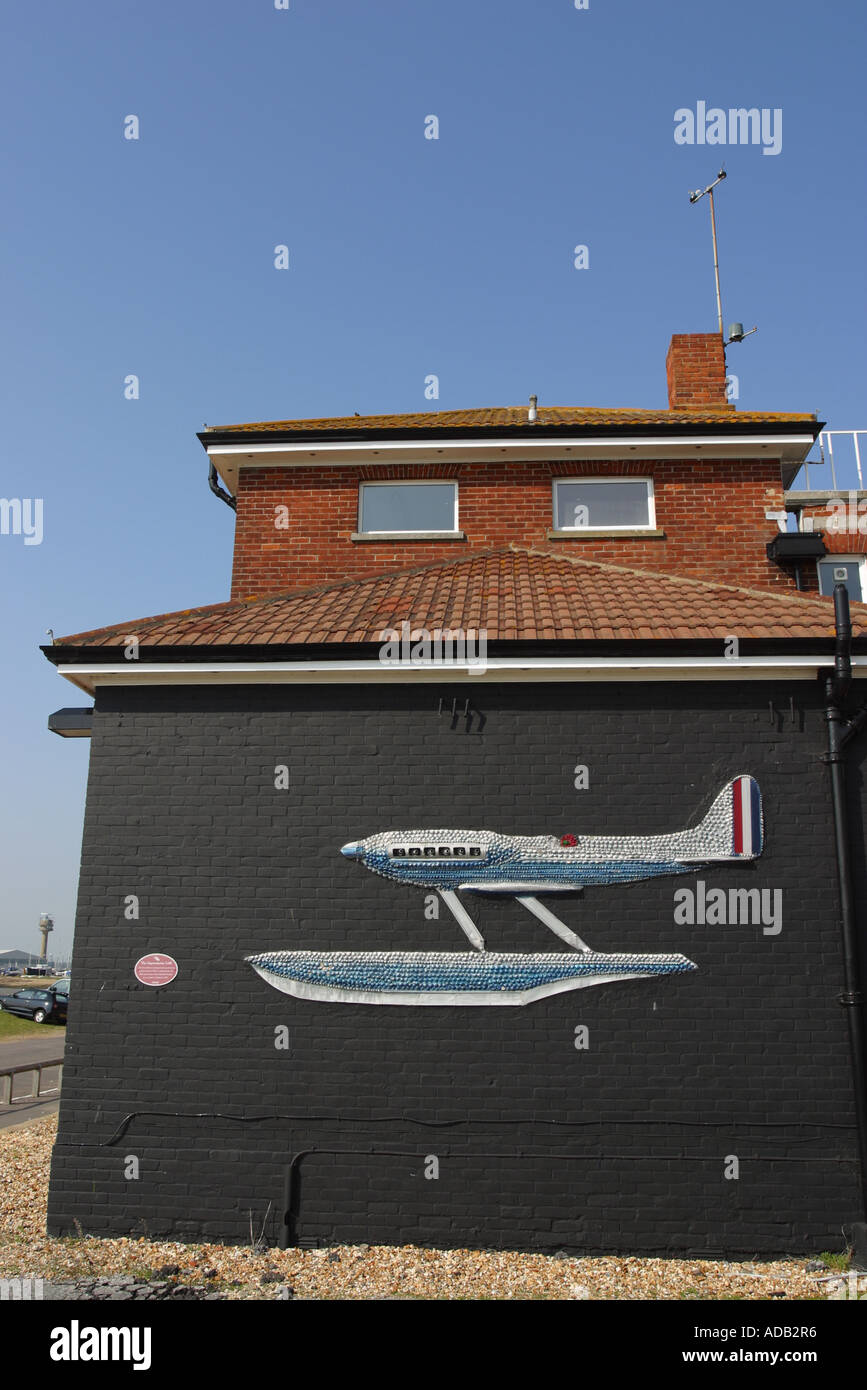 Calshot England Kunstwerk gemacht von Muscheln, die Darstellung des Supermarine S6B Flugzeug Gewinner des 1931 Schneider-Trophy Air race Stockfoto