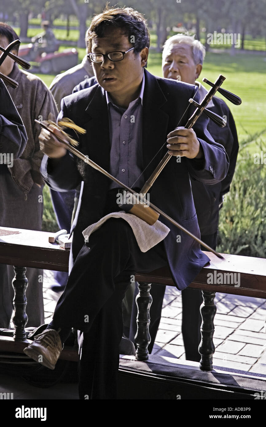 CHINA BEIJING älterer Chinese Herr spielen zwei Streichinstrumente Erhu im Tempel der Himmel Park Stockfoto