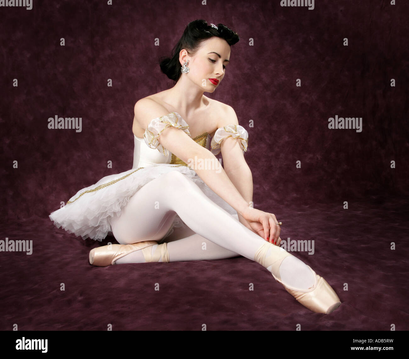 Ballerina in einem weißen und gelben Ballett Kostüm Stockfoto