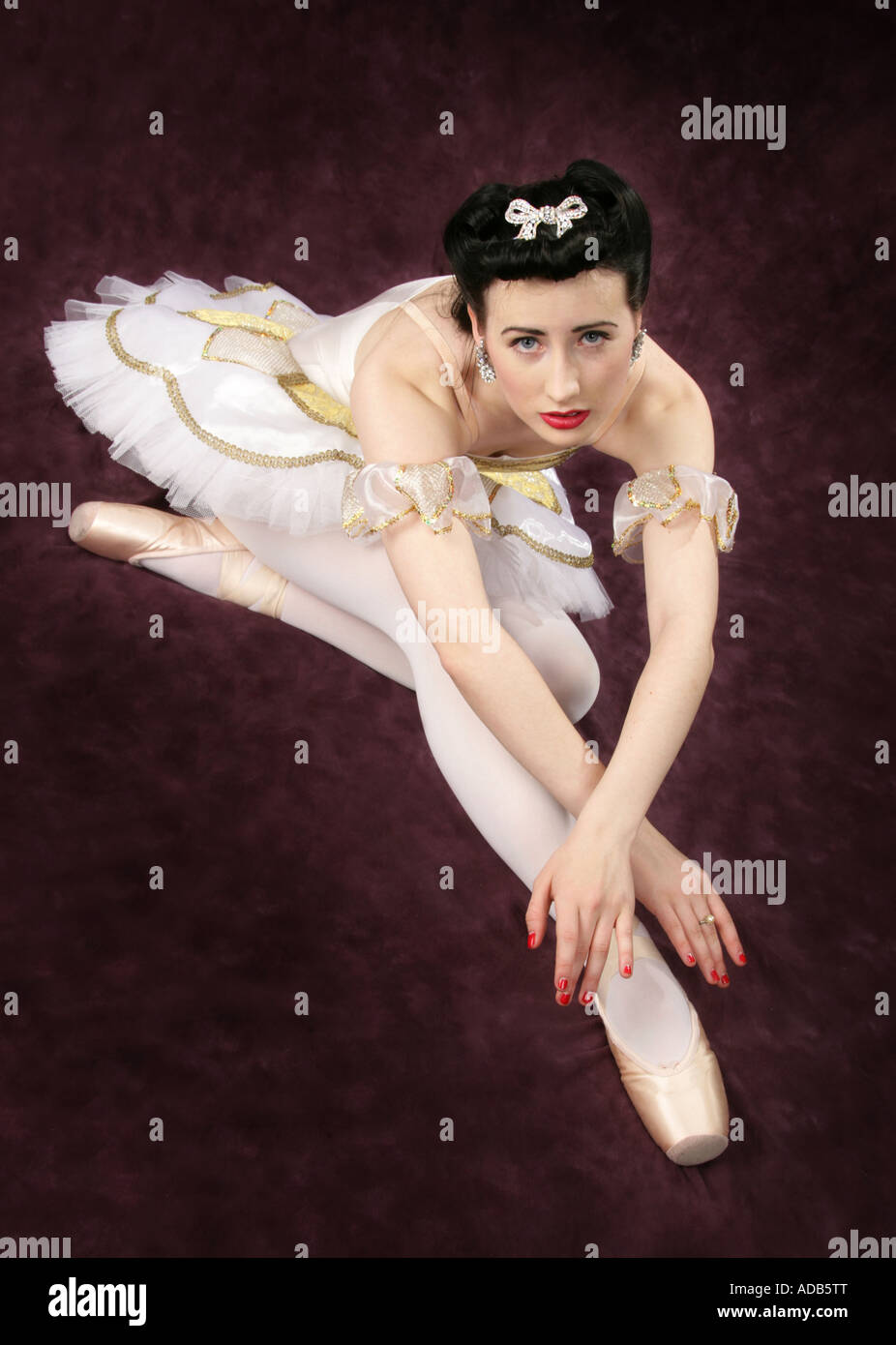 Ballerina in einem weißen und gelben Ballett Kostüm Stockfoto