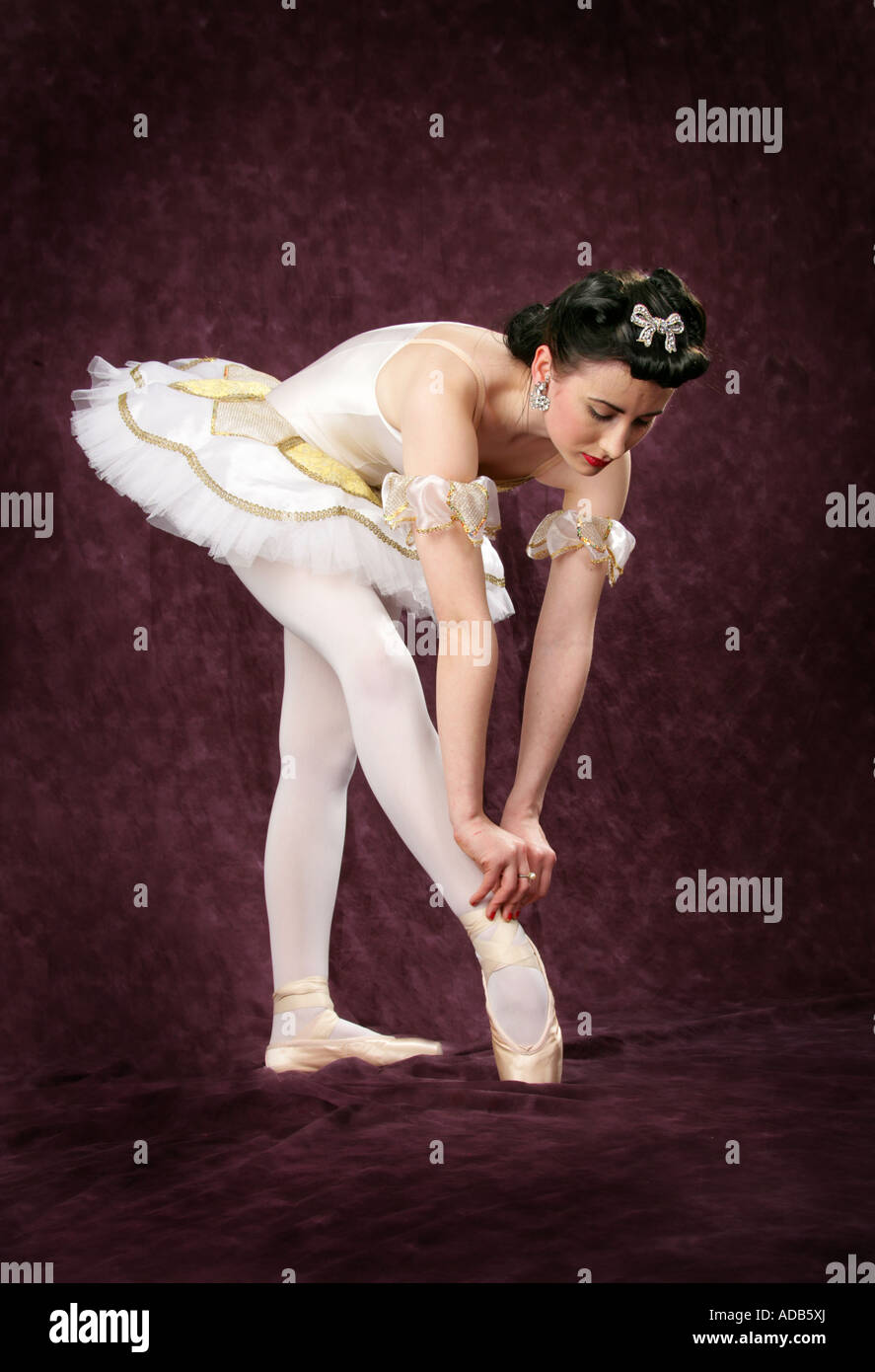 Ballerina in einem weißen und gelben Ballett Kostüm Stockfoto