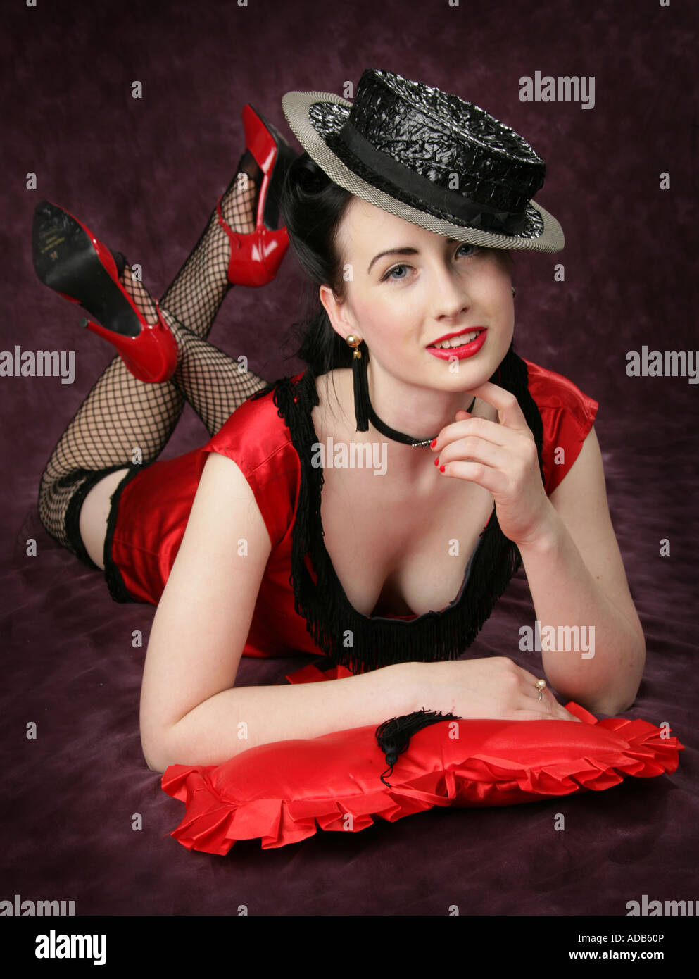 Ein Pin Up Girl in einem schwarzen Hut und roten Kleid Stockfoto