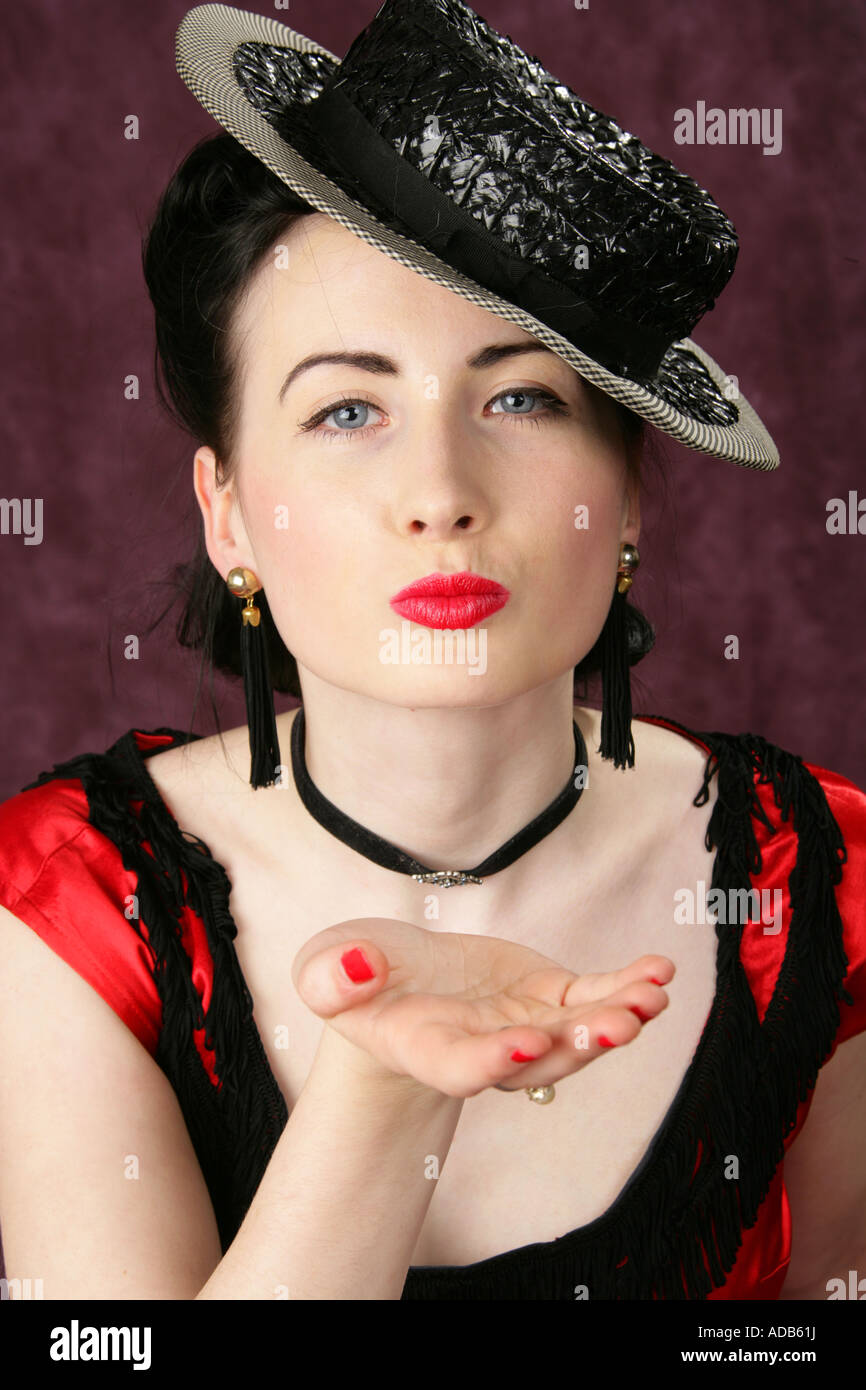 Ein Pin Up Girl in einem schwarzen Hut und roten Kleid Stockfoto