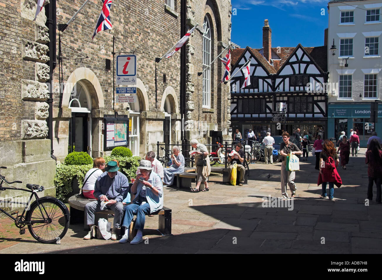 Straßenszene vor der Tourist Information Office Salisbury Wiltshire England Stockfoto