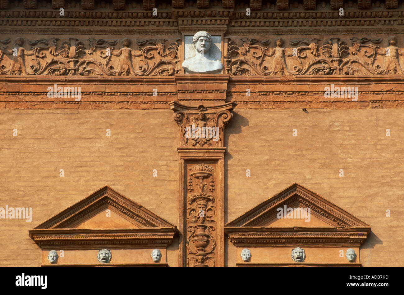 Palazzo Roverella, Ferrara, 1508. Terrakotta-Friesen und Schnitt Ziegelstein Giebel. Architekt: Biagio Rossetti Stockfoto