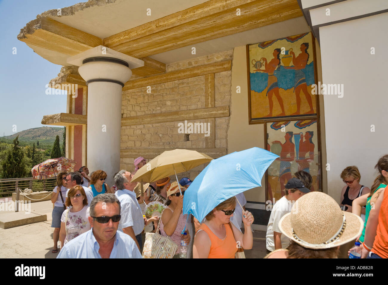 Touristen, die den Süden Propylaeum an der minoischen Ausgrabungsstätte von Knossos / Crete / Griechenland Stockfoto