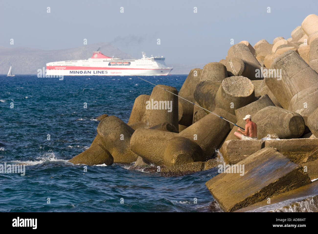 Angler und Fähre im Hafen von Heraklion / Crete / Griechenland Stockfoto