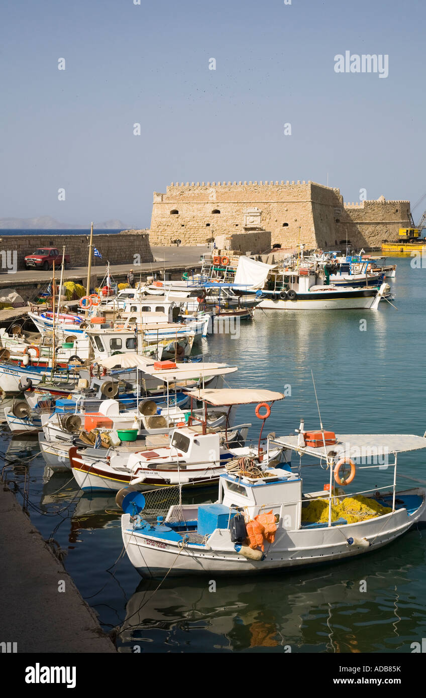 Angelboote/Fischerboote in den venezianischen Hafen von Heraklion / Crete / Griechenland und die Festung Kastro Koules dahinter Stockfoto