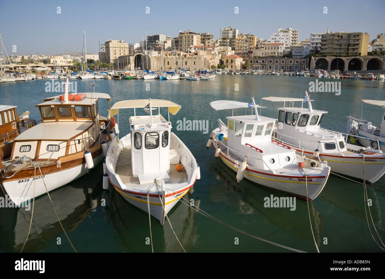 Angelboote/Fischerboote in den venezianischen Hafen von Heraklion / Crete / Griechenland Stockfoto