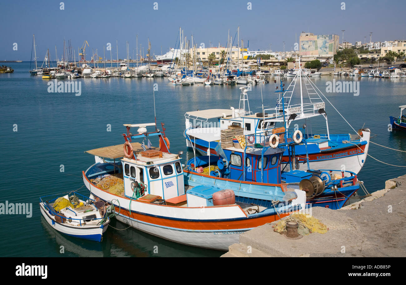 Bunte Fischerboote im venezianischen Hafen von Heraklion / Crete / Griechenland Stockfoto