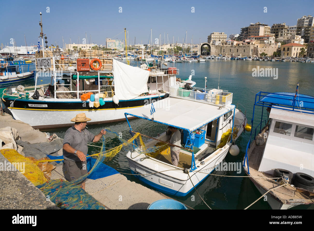 Fischer und Angelboote/Fischerboote in den venezianischen Hafen von Heraklion / Crete / Griechenland Stockfoto