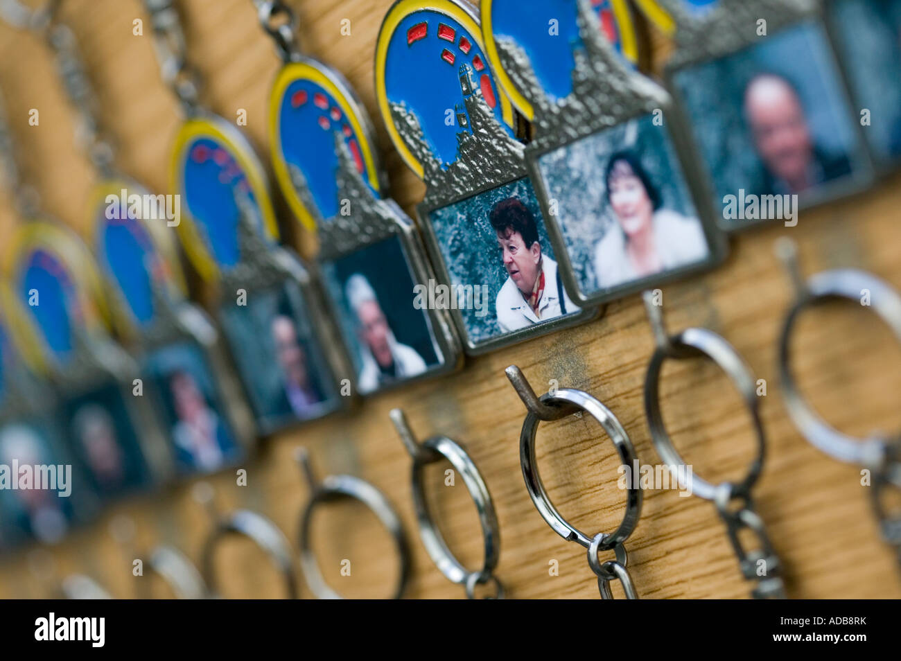 Personalisierte Schlüsselanhänger mit eingebetteten Fotos von Besuchern Stockfoto