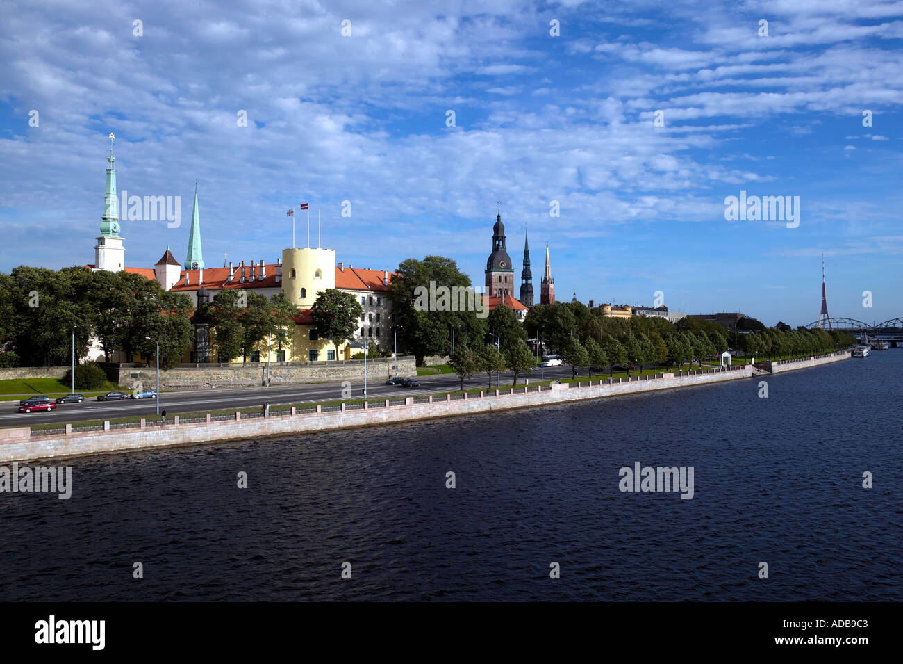 Riga Lettland Riga Skyline zeigt Kirchtürme von Vansu Brücke Fluss Daugava Stockfoto