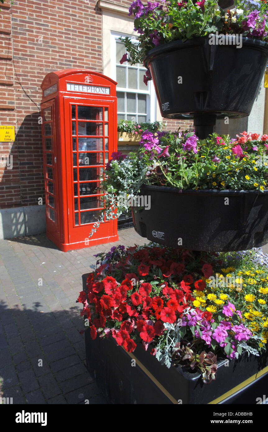Telefon Kiosk und Blume Pflanzer in Sidmouth, Devon. Stockfoto