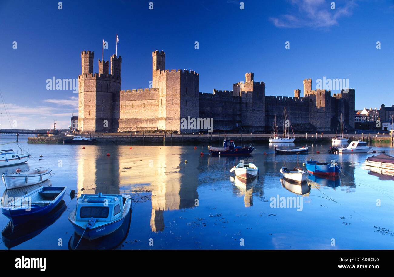 Caernarfon Castle und Hafen, Caernarfon, Wales Stockfoto