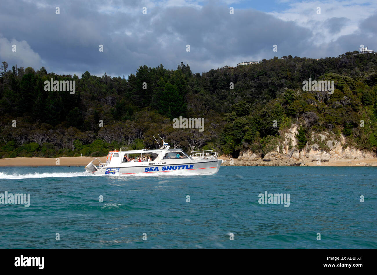 Touristen im Meer Shuttle Abel Tasman National Park Südinsel Neuseeland Stockfoto