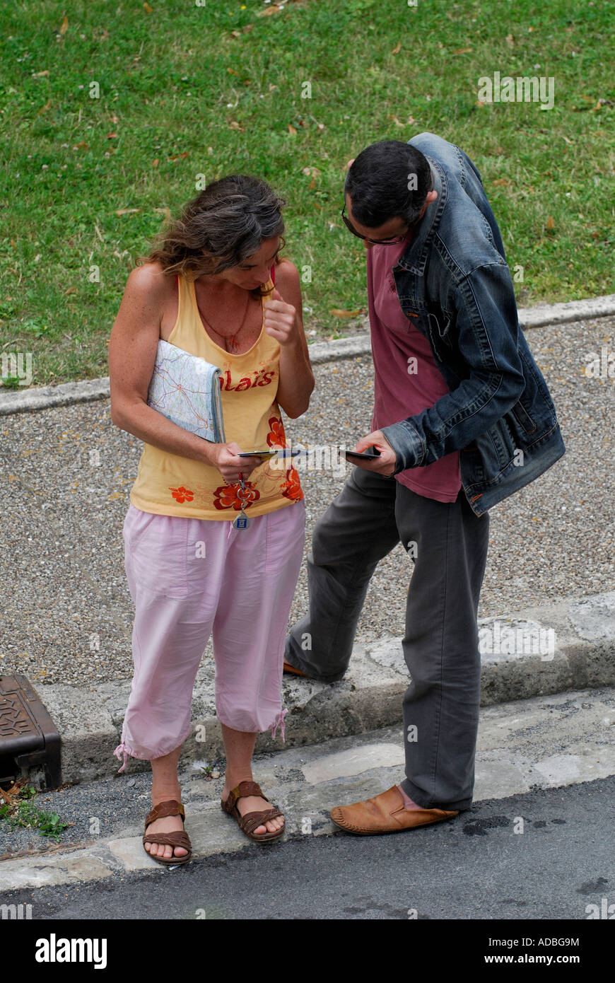 Paar in der Straße überprüfen Map, Frankreich. Stockfoto