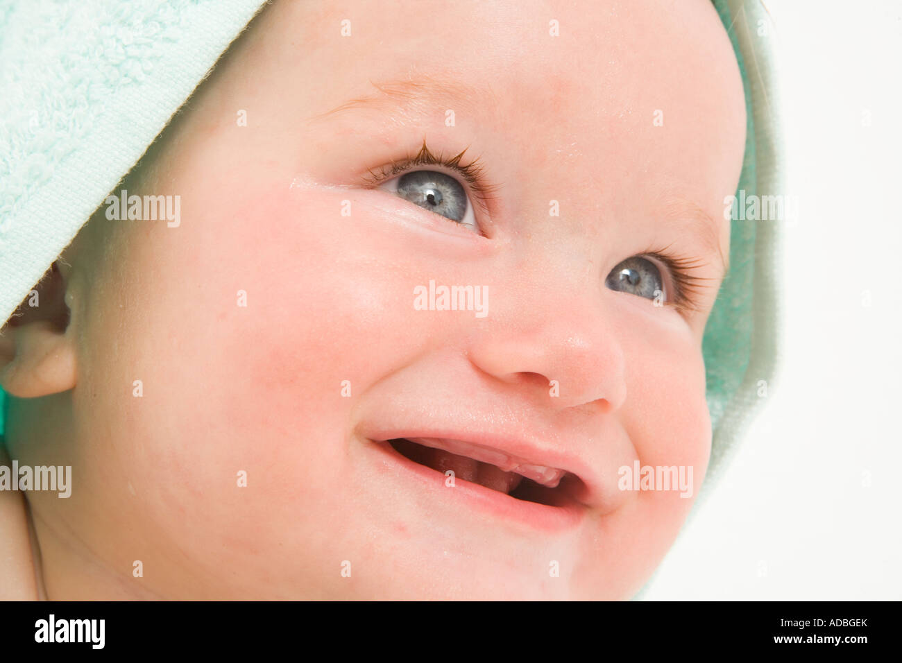 Baby mit blauen Handtuch über den Kopf Stockfoto