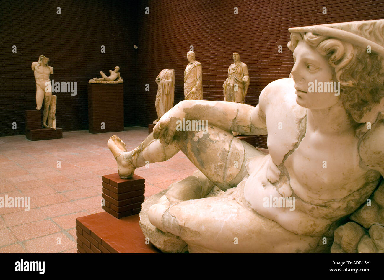 Ephesus Museum, Statue ruht Krieger und anderen römischen Skulptur in Seljik, Türkei Stockfoto