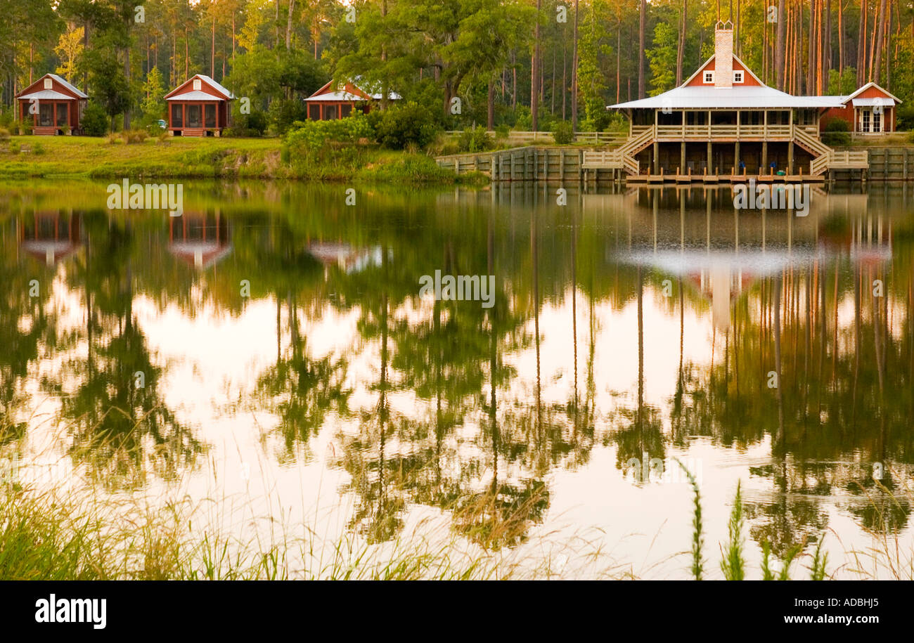 Rotes Bootshaus am Teich im Palmetto Bluff Resort in Bluffton SC befindet sich zwischen Savannah, GA und Hilton Head, Südcarolina, USA Stockfoto