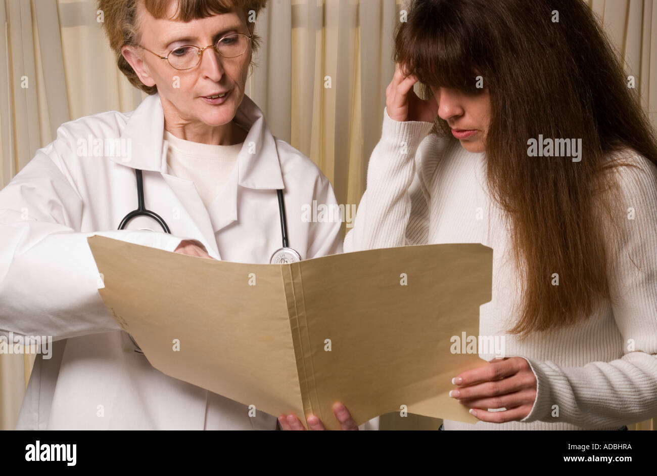 Frau Doktor zeigt Medical Chart, kaukasische Patientin nach ärztlichen Untersuchung (30-35) Stockfoto