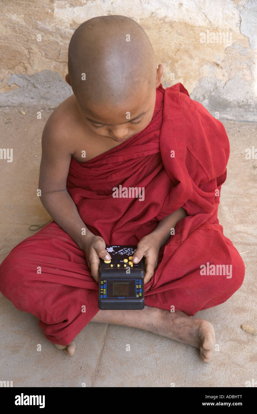 Kleine Mönch spielen Videospiel Myanmar Stockfoto
