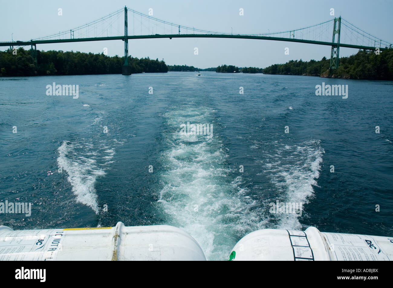 Hinter Ausflugsboot wecken Stockfoto