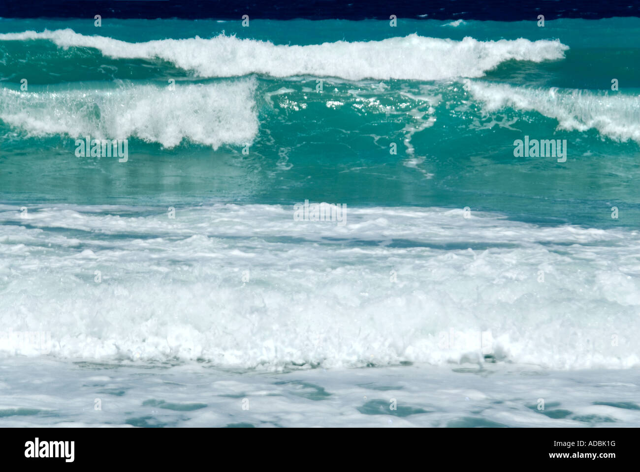 Horizontale Nahaufnahme von verschütten oder rollenden Wellen ans Ufer Stockfoto