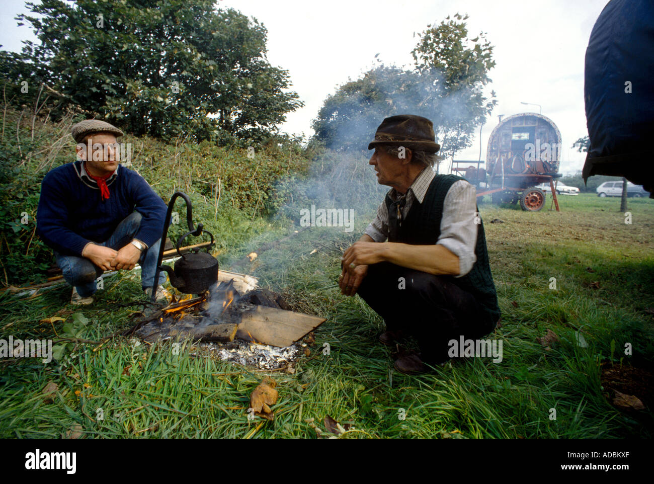 Zigeuner / New-Age Travellers, die Zubereitung von Tee im Kessel über Feuer von traditionellen Wohnwagen Redruth Cornwall England Stockfoto