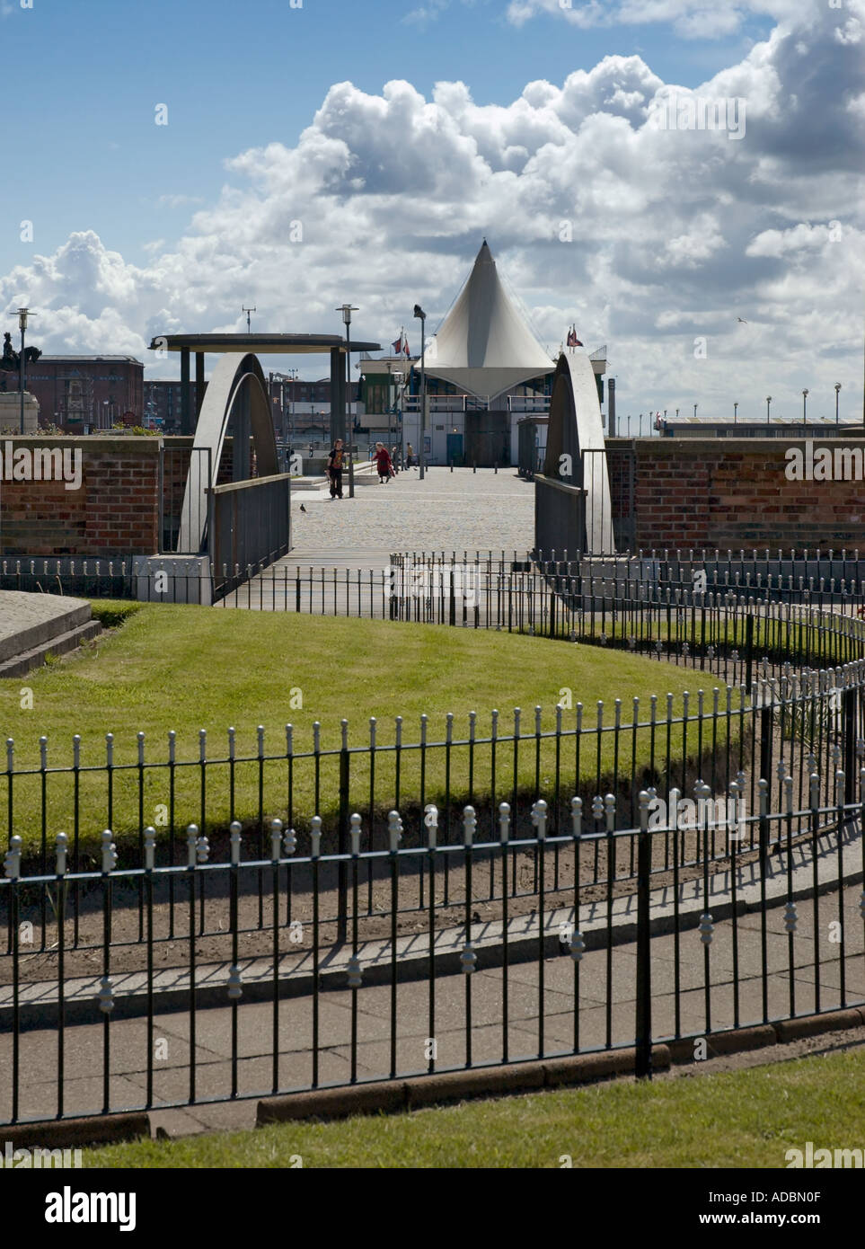Blick in Richtung der Mersey Fähre in Liverpool Stockfoto