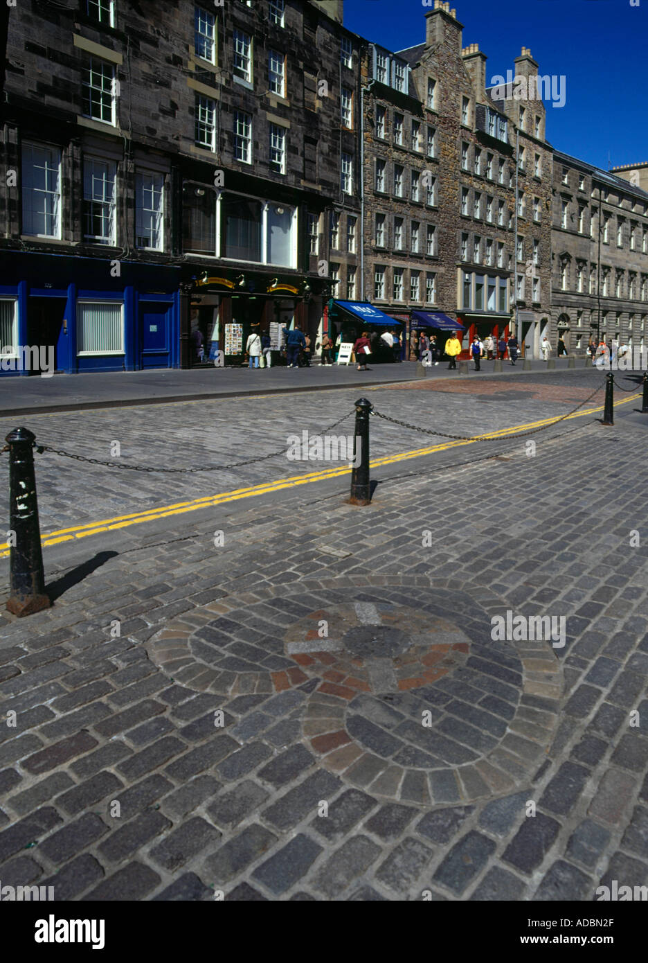 Dh Lawnmarket ROYAL MILE EDINBURGH Herz von Midlothian außerhalb St Giles Kathedrale gepflasterten High Street Straßen Stockfoto