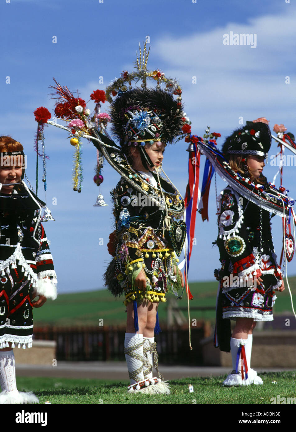 dh Festival of the Horse SOUTH RONALDSAY ORKNEY Scottish Girl Pferde in der Reihe St. Margarets hoffen Ernte Kleid Ereignis Erbe Kostüm Stockfoto