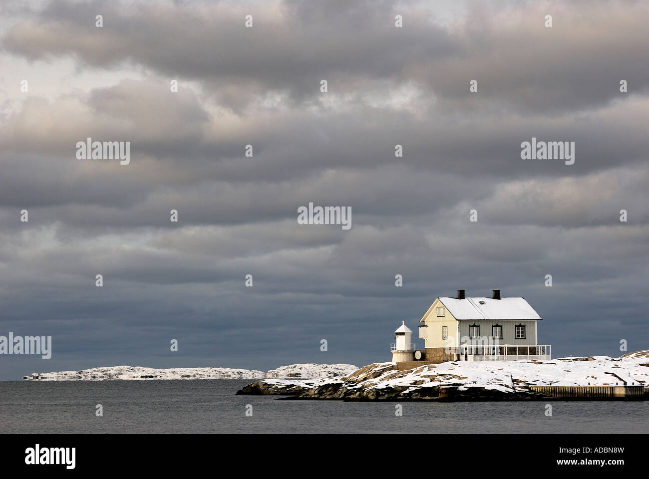 Haus und Leuchtturm. Schweden Stockfoto