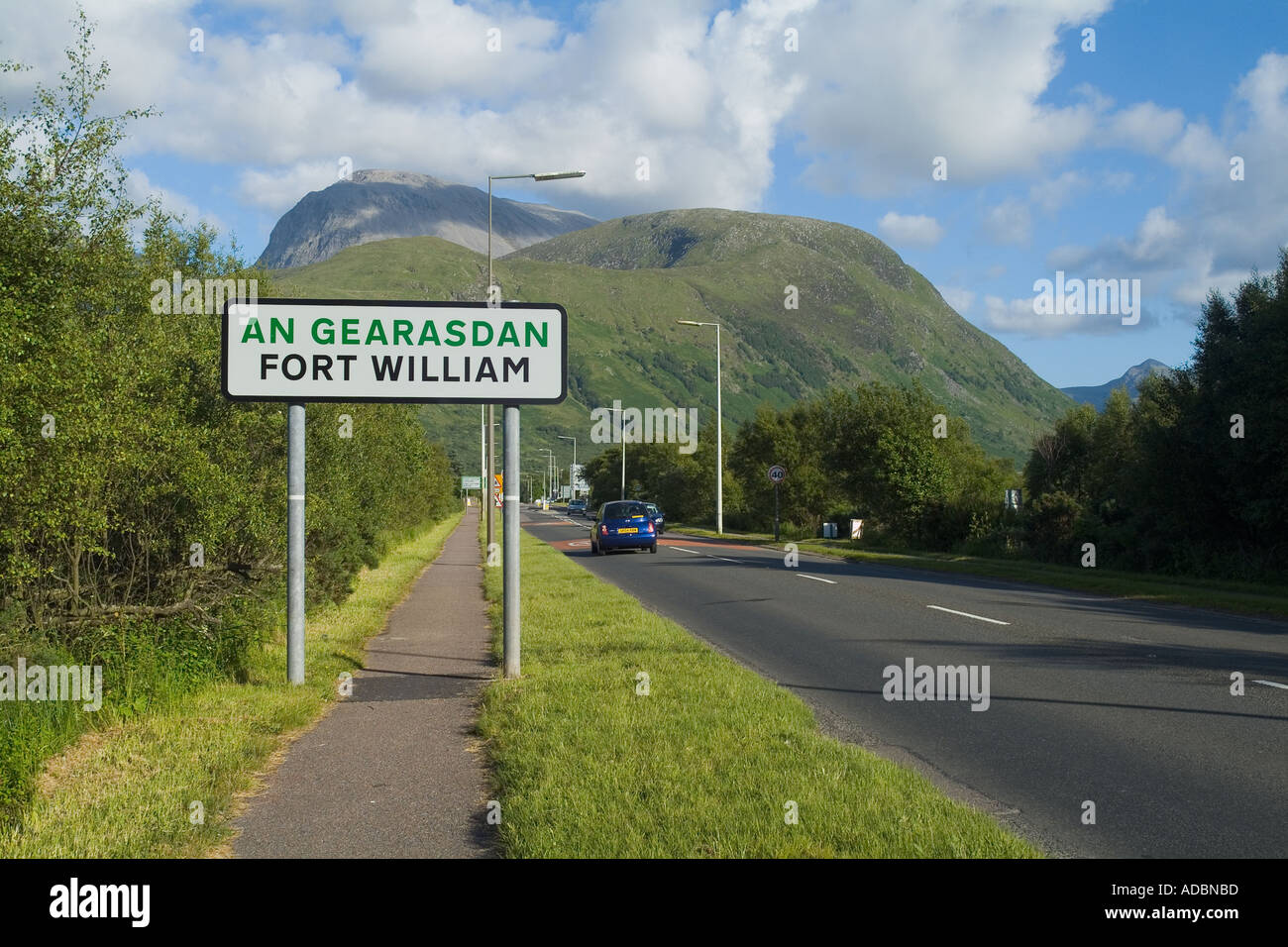 dh Fort William Wegweiser FORT WILLIAM INVERNESSSHIRE zweisprachiges englisch und gälisch Ben Nevis Mountain scotland Straßenschild a830 Zeichen Stockfoto