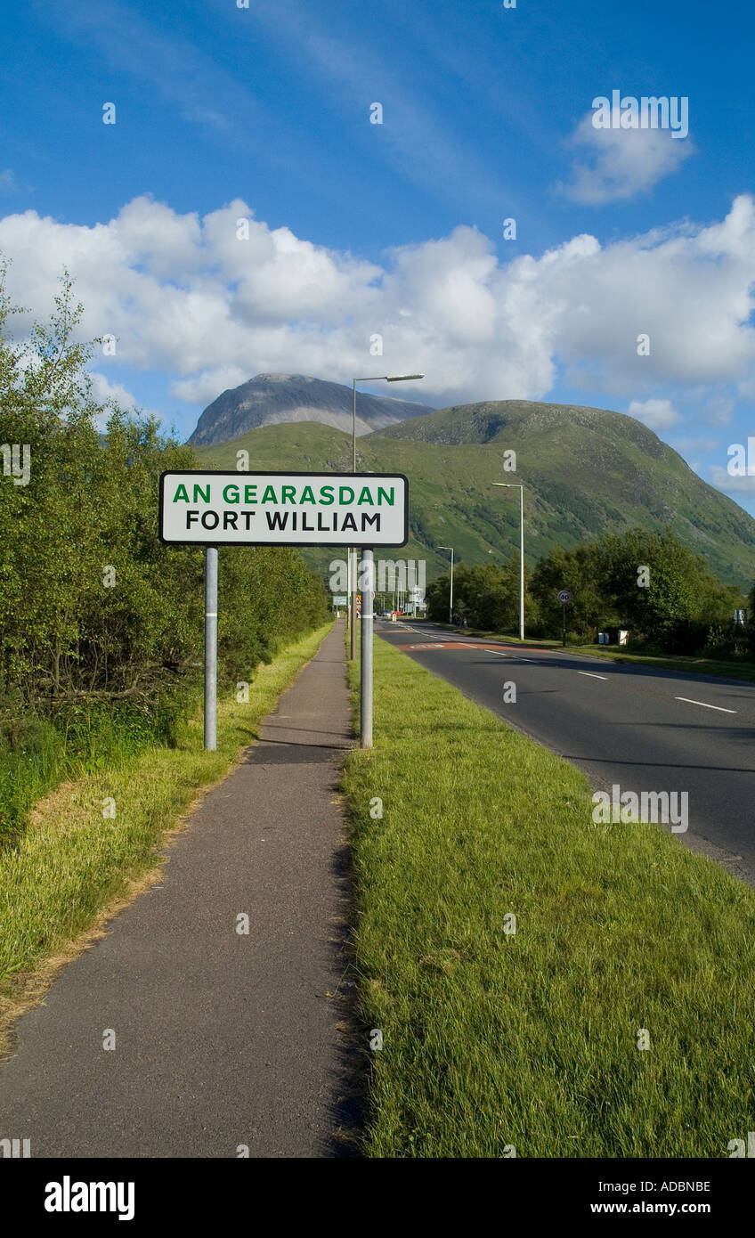 dh zweisprachig englisch gälisch FORT WILLIAM INVERNESSSHIRE Fort William Wegweiser Ben Nevis Bergstraßschild Schottland Sprachen A830 Stockfoto