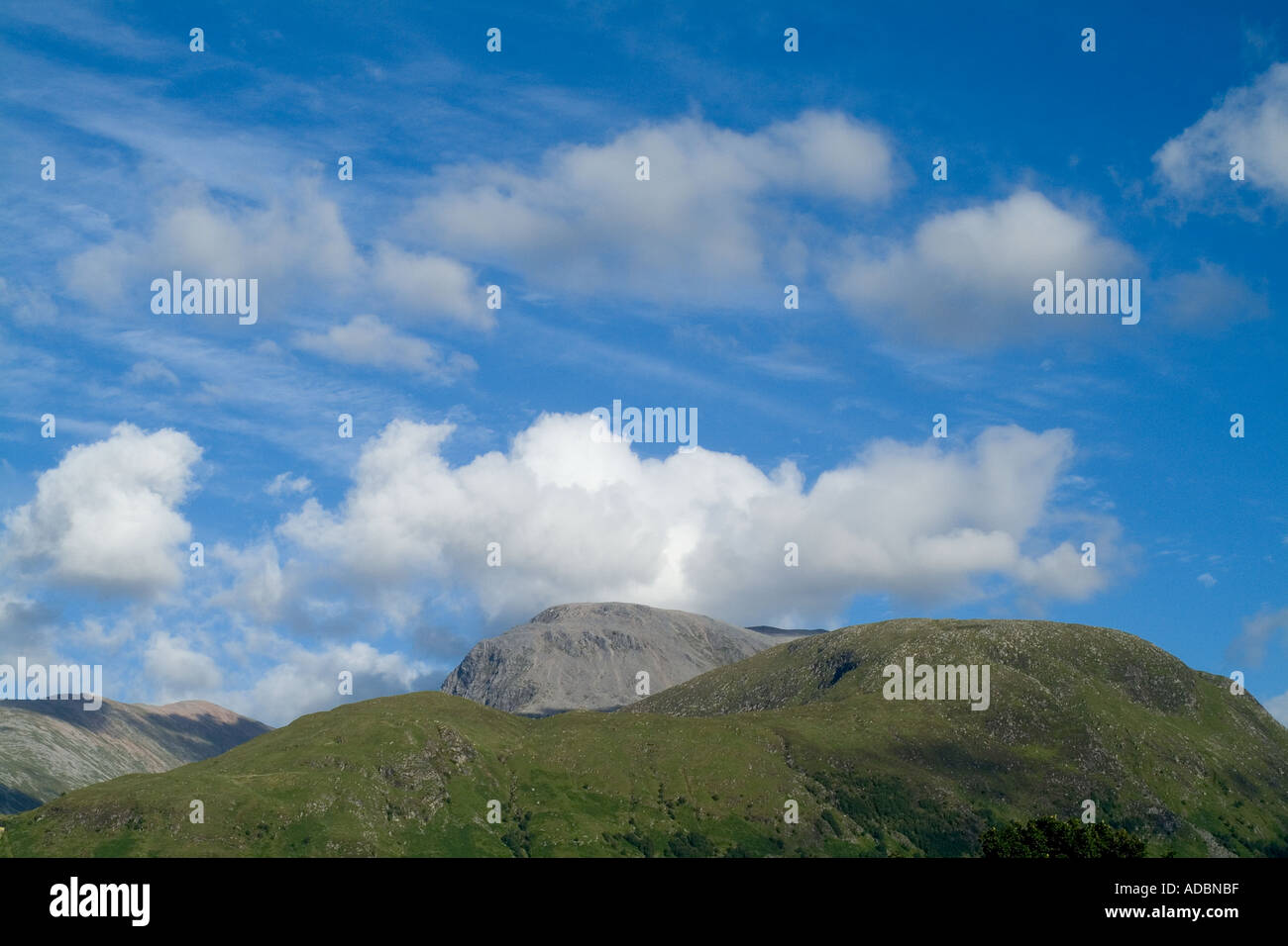 dh FORT WILLIAM INVERNESSSHIRE Ben Nevis Berggipfel mit blauem Himmel und flauschige Wolken Stockfoto