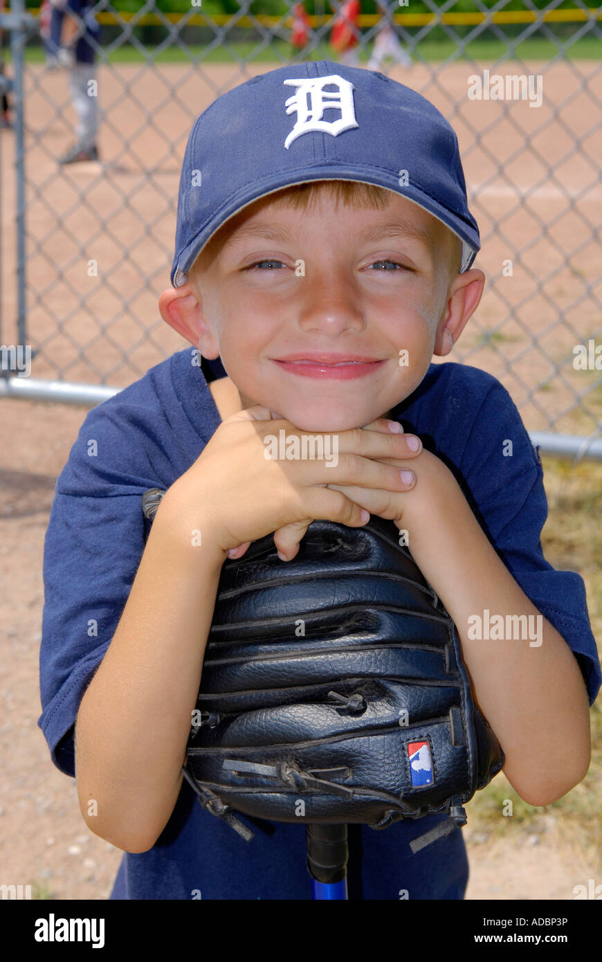 Porträt von einem 6 Jahre alten t Ball Baseball-Spieler Stockfoto