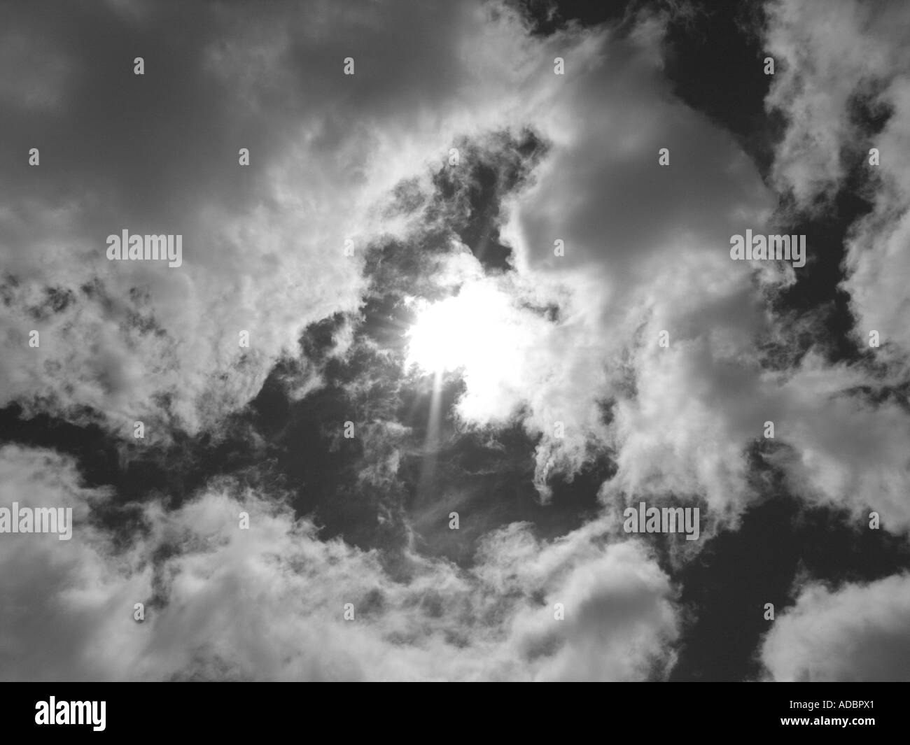 Schwarz-weiß -dramatischen Himmel moody Wolken mit Sonnenlicht Stockfoto