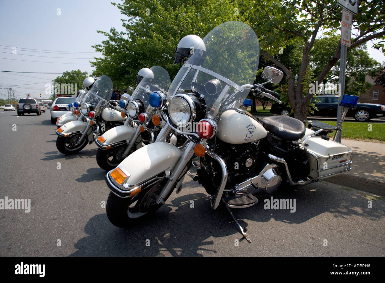 Reihen von Polizei-Motorräder stellten sich außerhalb einer Beerdigung für ein ehemaliger Kongressabgeordneter in Connecticut Stockfoto