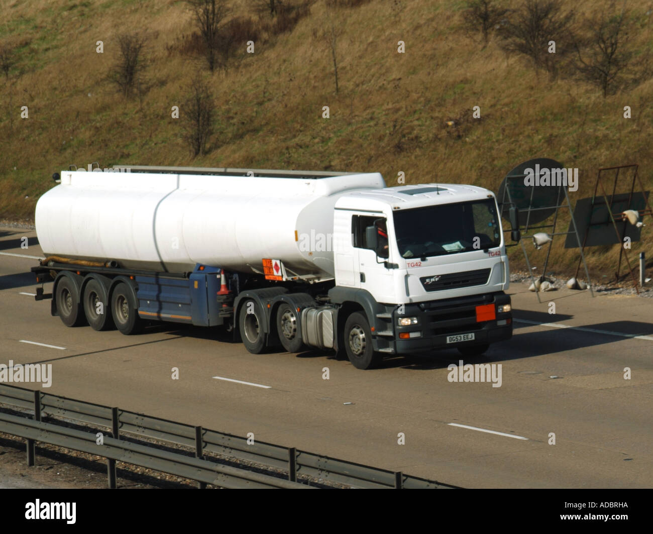 M25 Autobahn weiße ungeschriebenen Tanker-LKW umfasst Hazchem gefährliche Chemikalien und Gefahrgut Warnschild Stockfoto M25 Autobahn weiße ungeschriebenen Tanker-LKW umfasst Hazchem gefährliche Chemikalien und Gefahrgut Warnschild Stockfoto